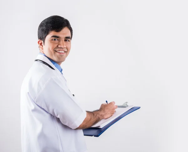 Όμορφος Ινδός Γιατρός Αρσενικό Γράψιμο Pad Ιατρικό Διάγραμμα Έκθεση Στέκεται — Φωτογραφία Αρχείου