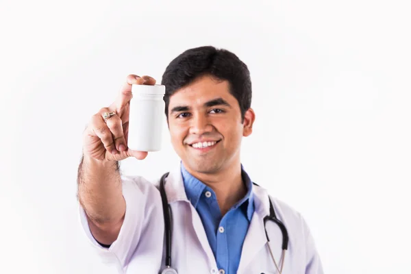 Retrato Perto Profissional Saúde Indiano Confiante Médico Enfermeiro Com Estetoscópio — Fotografia de Stock
