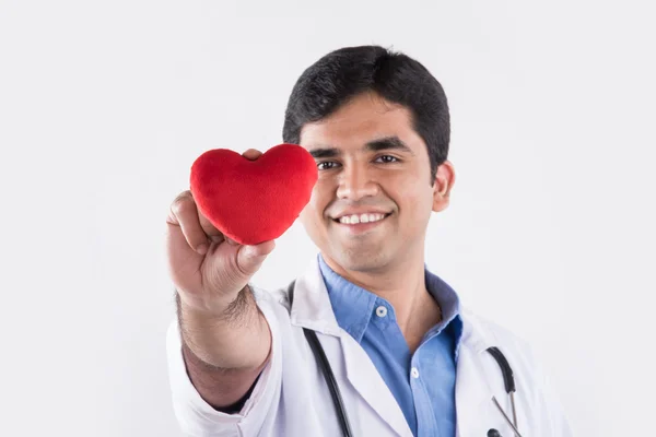 英俊的印度医生拿着心塞玩具，医生与红心，亚洲医生和心脏护理概念，隔离在白色背景，心脏在医生手中 — 图库照片