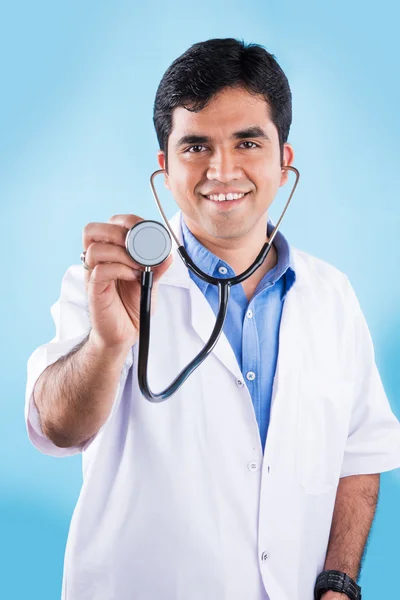 Stilig Indisk Hane Läkare Undersöka Med Stetoskop Luften När Står — Stockfoto