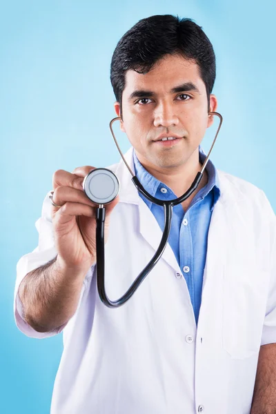 Bello Indiano Maschio Medico Esaminando Con Stetoscopio Aria Mentre Piedi — Foto Stock