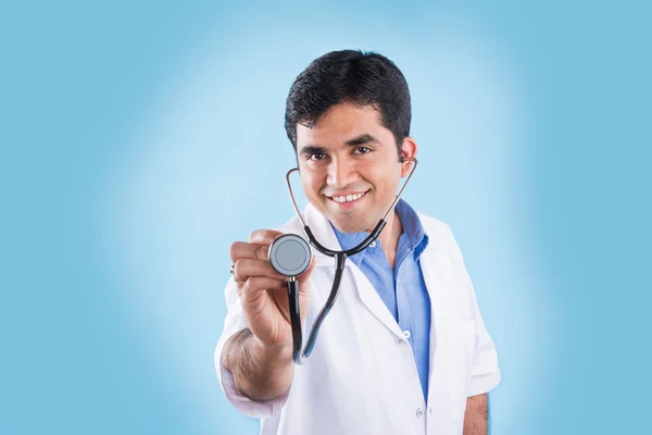 Bonito Indiano Médico Masculino Examinando Com Estetoscópio Enquanto Estava Isolado — Fotografia de Stock