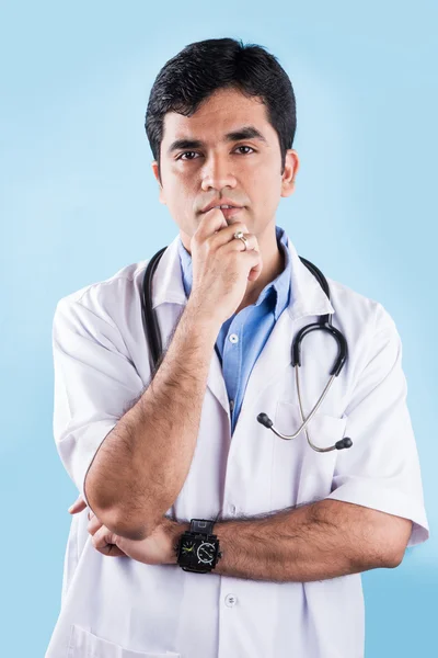 Όμορφος Ινδός Γιατρός Αρσενικό Στηθοσκόπιο Και Ομοιόμορφη Σκέψη Ενώ Στέκεται — Φωτογραφία Αρχείου