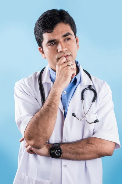 Beau Médecin Indien Masculin Avec Stéthoscope Pensée Uniforme Tout Tenant — Photo