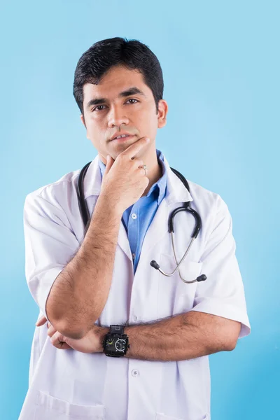 Bonito Médico Indiano Masculino Com Estetoscópio Pensamento Uniforme Enquanto Estava — Fotografia de Stock