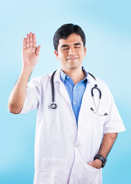 Guapo Indio Macho Doctor Mostrando Ashirwad Signo Bendición Paciente Con —  Fotos de Stock