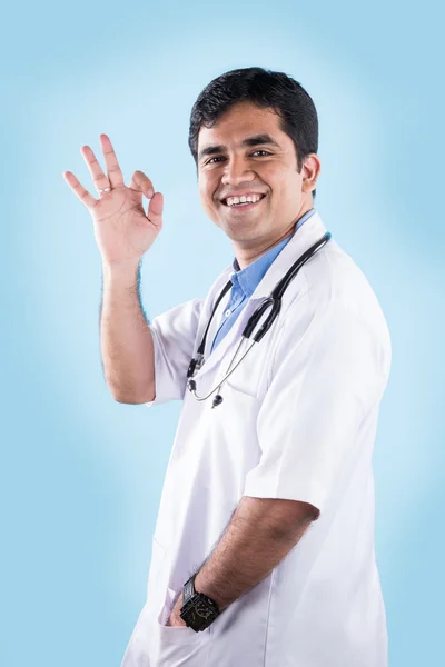 Indio joven doctor mostrando signo ok, sonriente médico indio y signo ok, asiático doctor mostrando signo ok — Foto de Stock