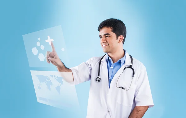 特写 男 印度 医生 手 触摸 虚拟 屏幕， 印度医生和技术， 亚洲医生和技术 — 图库照片