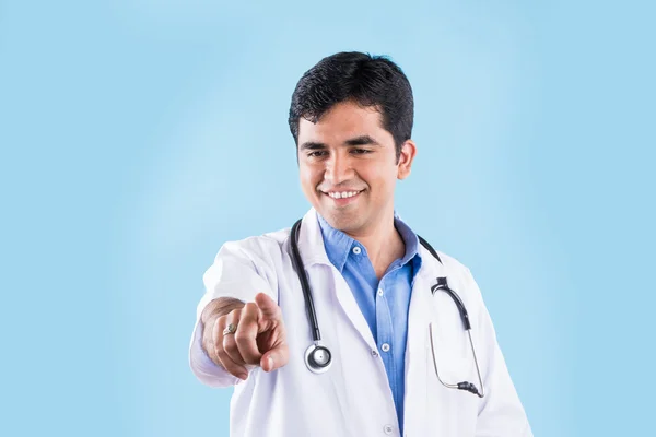 Bonito Médico Indiano Masculino Com Dedo Indicador Assumindo Tocar Tela — Fotografia de Stock
