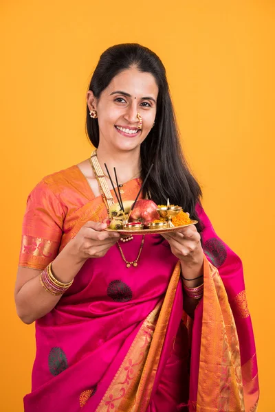 Mujer india realizando puja, chica india con pooja thali o puja thali, retrato de una hermosa joven con pooja thali, aislado sobre fondo amarillo — Foto de Stock