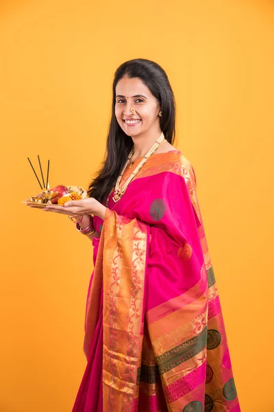 Mujer india realizando puja, chica india con pooja thali o puja thali, retrato de una hermosa joven con pooja thali, aislado sobre fondo amarillo — Foto de Stock