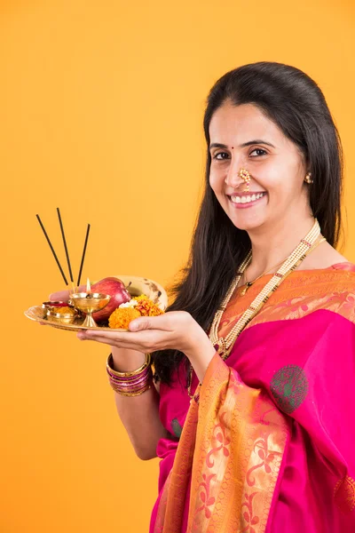 Indická žena provádí púdžu, indická dívka s pooja thali nebo púdža thali, portrét krásná mladá dáma s pooja thali, izolované žluté pozadí — Stock fotografie