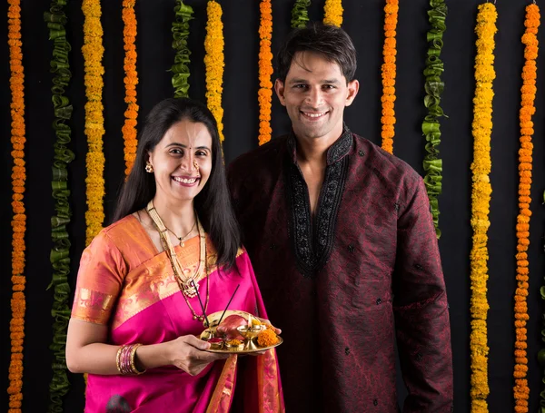 Retrato de pareja maharashtriana sosteniendo un puja thali, pareja india sosteniendo puja thali o pooja thali, pareja india celebrando diwali, laxmi pujan, pareja asiática y puja thali, pareja haciendo oración — Foto de Stock