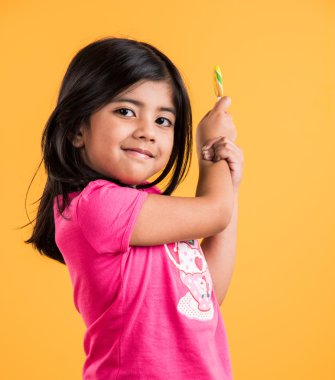 lolipop veya loly pop, asyalı kız ve lolipop veya lolypop, lolipop veya şeker ile poz eğlenceli hint sevimli kız ile hint küçük kız
