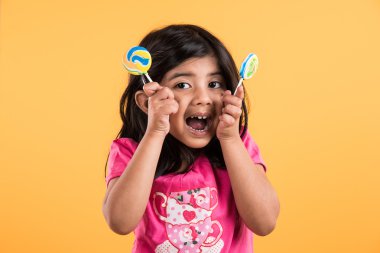 lolipop veya loly pop, asyalı kız ve lolipop veya lolypop, lolipop veya şeker ile poz eğlenceli hint sevimli kız ile hint küçük kız