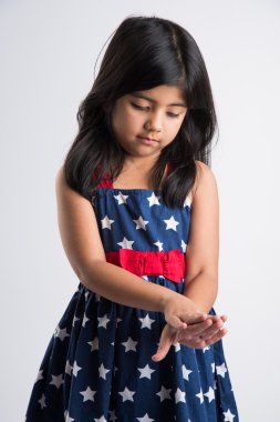 hint kız ve ifadeler, hint kız fotoğraf çekimi için poz, neşeli asyalı kız ve farklı ifadeler, neşeli kız modelleme, hint kız modeli fotoğraf çekimi için poz