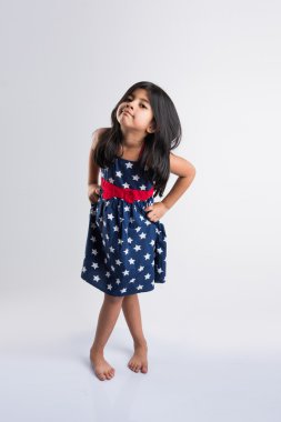 Çekim için poz veren Hintli kız beyaz arka planda izole edilmiş neşeli ve farklı ifadelerle.