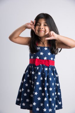 Çekim için poz veren Hintli kız beyaz arka planda izole edilmiş neşeli ve farklı ifadelerle.