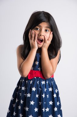 Çekim için poz veren Hintli kız beyaz arka planda izole edilmiş neşeli ve farklı ifadelerle.