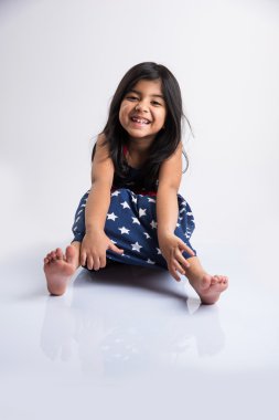 Çekim için poz veren Hintli kız beyaz arka planda izole edilmiş neşeli ve farklı ifadelerle.