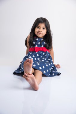 Çekim için poz veren Hintli kız beyaz arka planda izole edilmiş neşeli ve farklı ifadelerle.