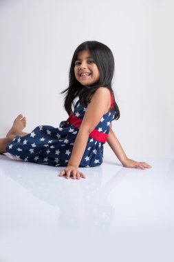 Çekim için poz veren Hintli kız beyaz arka planda izole edilmiş neşeli ve farklı ifadelerle.