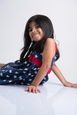 Çekim için poz veren Hintli kız beyaz arka planda izole edilmiş neşeli ve farklı ifadelerle.