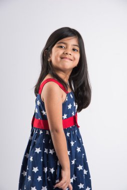 Çekim için poz veren Hintli kız beyaz arka planda izole edilmiş neşeli ve farklı ifadelerle.