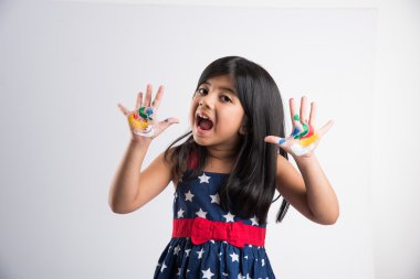 sevimli kız onu renkli elleri gösteren, şaşırttı. Palmiye boyalı Hintli genç kız, asya kız ve palmiye boyama, palmiye baskı