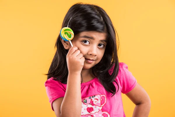 印度 小女孩 与 lolipop 或 lolipop， 亚洲女孩和洛利波普或 lolipop， 俏皮的印度可爱女孩冒充 lolipop 或糖果 — 图库照片