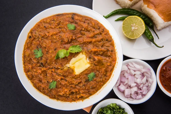 Pav Bhaji of paav bhaji, Indiase pittige fastfood met brood met ui en boter, Indiaas eten, Mumbai voedsel — Stockfoto