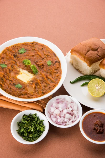 Pav bhaji oder paav bhaji, indisches scharfes Fast Food mit Brot, Zwiebeln und Butter, indisches Essen, mumbai food — Stockfoto