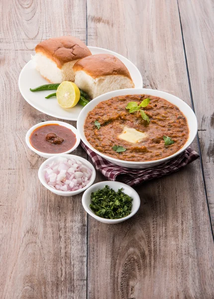 Pav bhaji oder paav bhaji, indisches scharfes Fast Food mit Brot, Zwiebeln und Butter, indisches Essen, mumbai food — Stockfoto