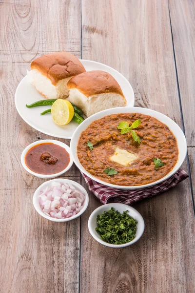 Pav bhaji oder paav bhaji, indisches scharfes Fast Food mit Brot, Zwiebeln und Butter, indisches Essen, mumbai food — Stockfoto