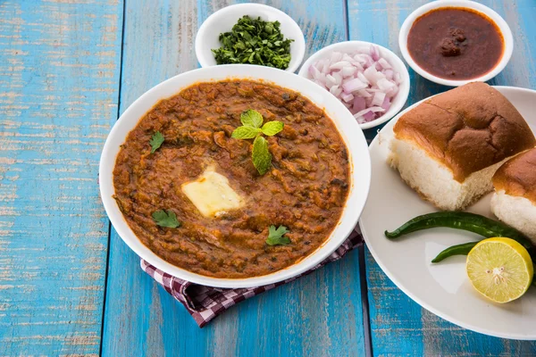 Pav bhaji oder paav bhaji, indisches scharfes Fast Food mit Brot, Zwiebeln und Butter, indisches Essen, mumbai food — Stockfoto