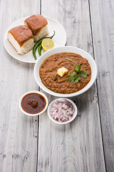 Pav Bhaji comida rápida picante india con pan, cebolla y mantequilla, comida india, comida Mumbai — Foto de Stock