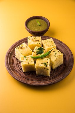 Dhokla / Hint lezzetli aperatifler yapılan piliç bezelye un, seçici odak