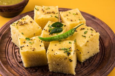Dhokla / Hint lezzetli aperatifler yapılan piliç bezelye un, seçici odak