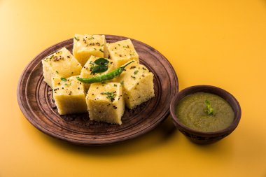Dhokla / Hint lezzetli aperatifler yapılan piliç bezelye un, seçici odak