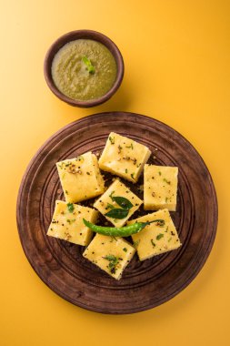Dhokla / Hint lezzetli aperatifler yapılan piliç bezelye un, seçici odak