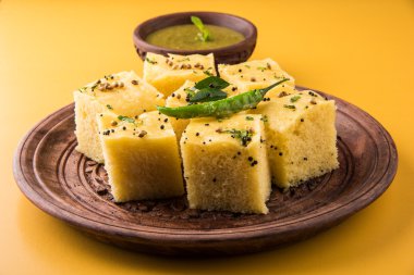 Dhokla / Hint lezzetli aperatifler yapılan piliç bezelye un, seçici odak