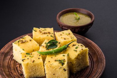 Dhokla / Hint lezzetli aperatifler yapılan piliç bezelye un, seçici odak
