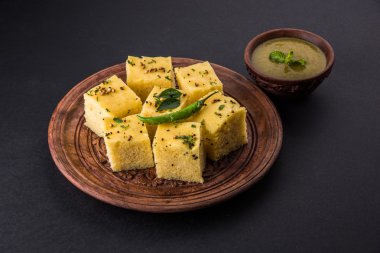 Dhokla / Hint lezzetli aperatifler yapılan piliç bezelye un, seçici odak