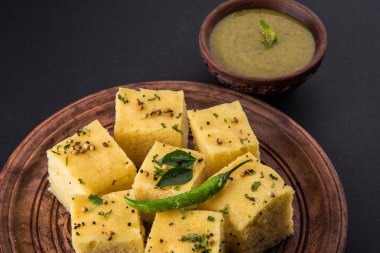 Dhokla / Hint lezzetli aperatifler yapılan piliç bezelye un, seçici odak