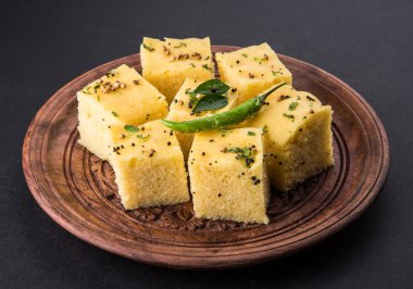 Dhokla / Hint lezzetli aperatifler yapılan piliç bezelye un, seçici odak