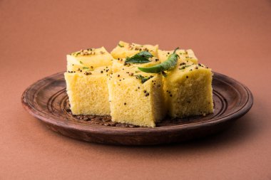 Dhokla / Hint lezzetli aperatifler yapılan piliç bezelye un, seçici odak