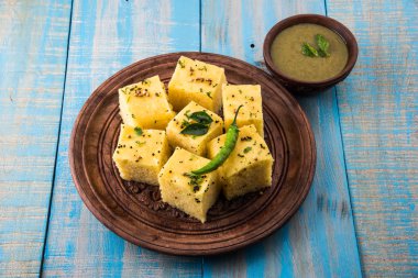Dhokla / Hint lezzetli aperatifler yapılan piliç bezelye un, seçici odak