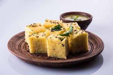 Dhokla / Hint lezzetli aperatifler yapılan piliç bezelye un, seçici odak