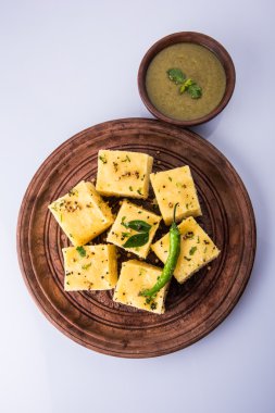 Dhokla / Hint lezzetli aperatifler yapılan piliç bezelye un, seçici odak
