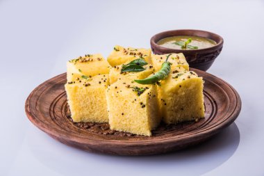Dhokla / Hint lezzetli aperatifler yapılan piliç bezelye un, seçici odak